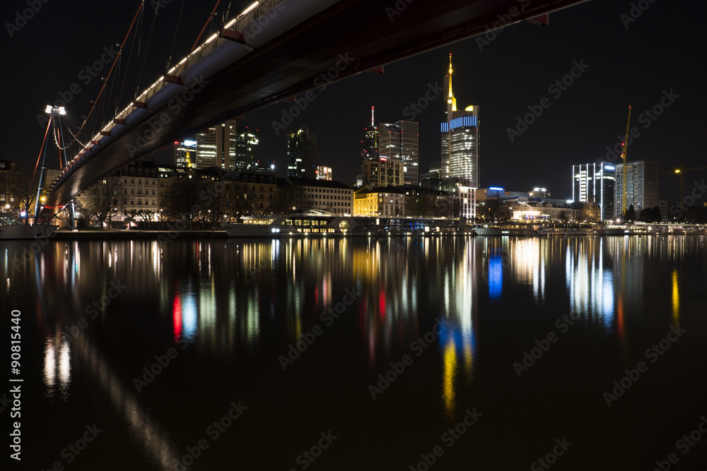 Frankfurt mit Hohlbeinsteg und Skyline