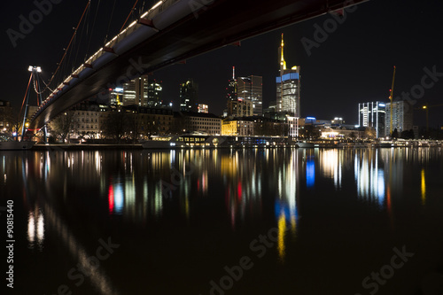Frankfurt mit Hohlbeinsteg und Skyline © Rainerle