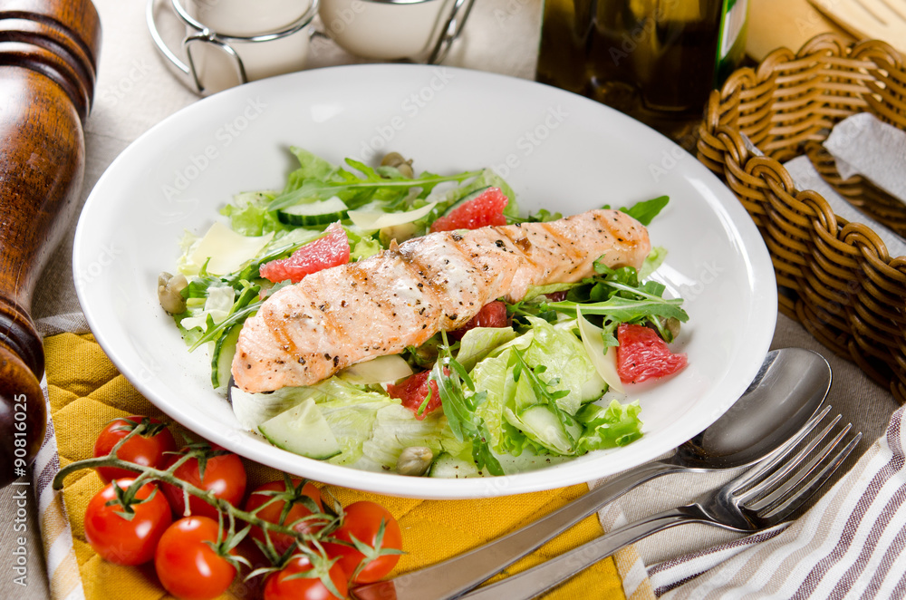 Salmon grilled with mixed salad of fresh fruits and vegetables Salmon grilled with mixed salad of fresh fruits and vegetables