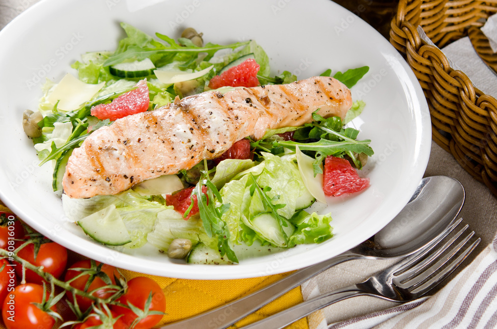 Salmon grilled with mixed salad of fresh fruits and vegetables Salmon grilled with mixed salad of fresh fruits and vegetables