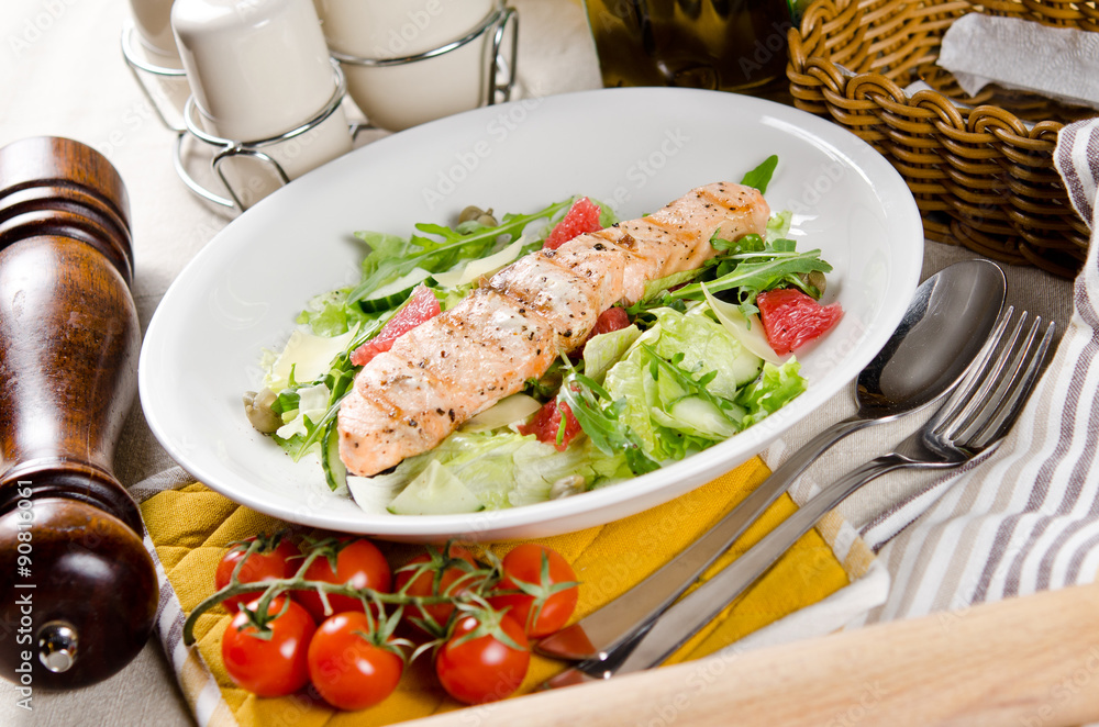 Salmon grilled with mixed salad of fresh fruits and vegetables Salmon grilled with mixed salad of fresh fruits and vegetables