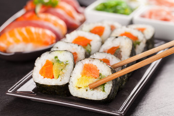 Gordijnen Sushi bar Sushi stukjes met houten eetstokjes  © Jag_cz