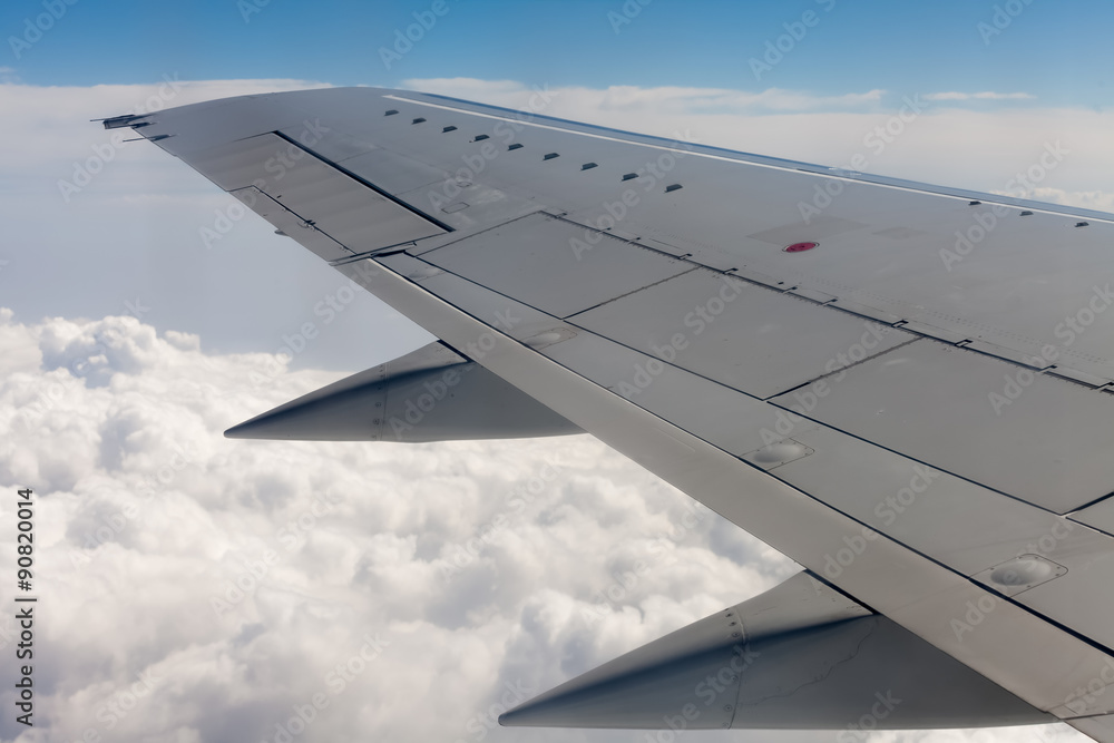 Fototapeta premium Beautiful view of airplane wing on blue sky background