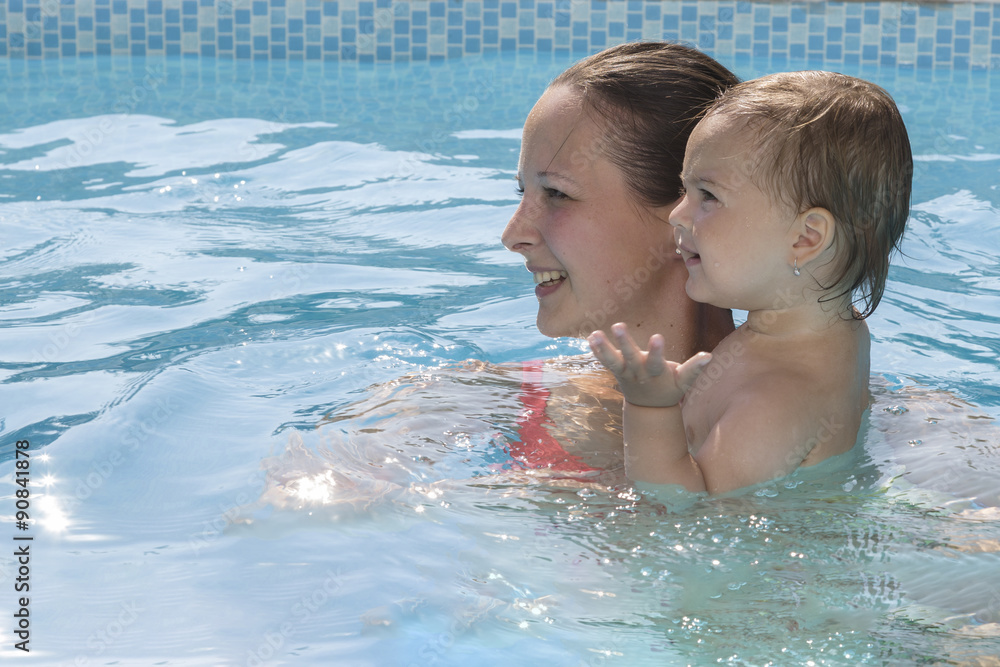 Familie im Pool Familie im Pool