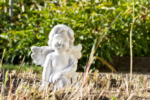 weißer Engel sitzt draußen © OFC Pictures