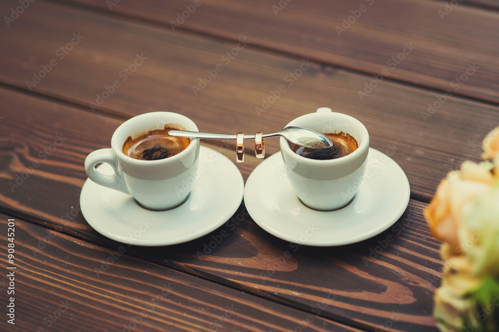 Obraz premium Two cups of coffee on a wooden