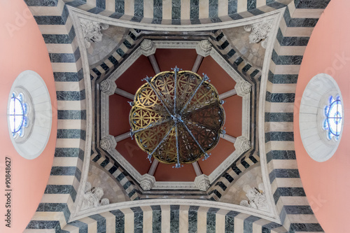 Intérieur de la cathédrale Sainte-Marie-Majeure de Marseille photo