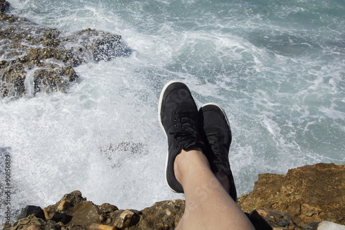 sentado al lado del mar