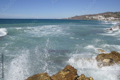 olas en playa de Nerja
