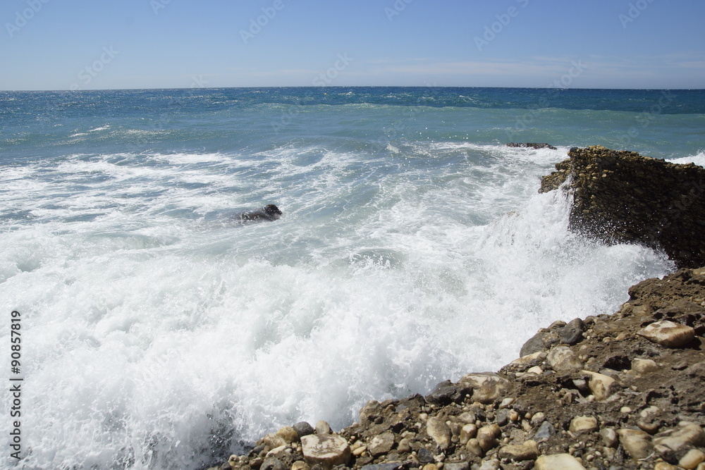 olas en playa de Nerja