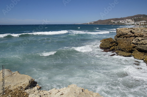 olas en playa de Nerja