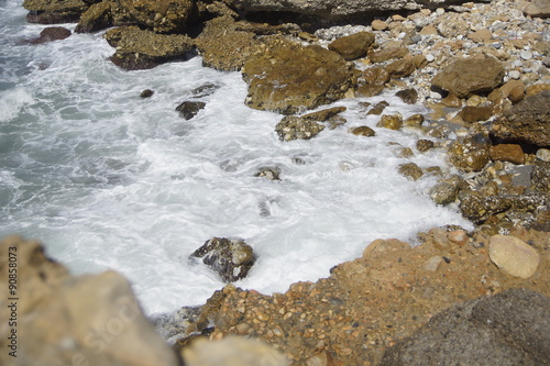 espuma de las olas en las rocas