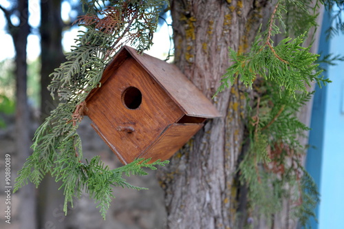 Petit abri pour oiseaux dans un jardin