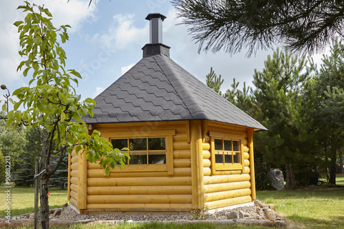 Holzhaus in Finnland draussen im Garten photo