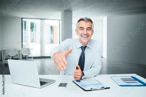 Tableau sur toile Businessman giving an handshake