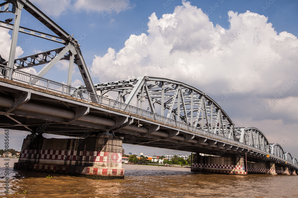 Obraz premium Krung Thon Bridge or Sang Hi Bridge over the Chao Phraya river i