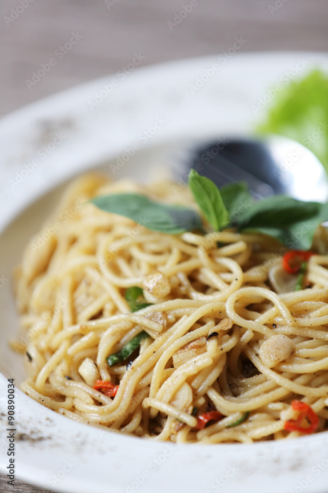 Spaghetti spicy with basil