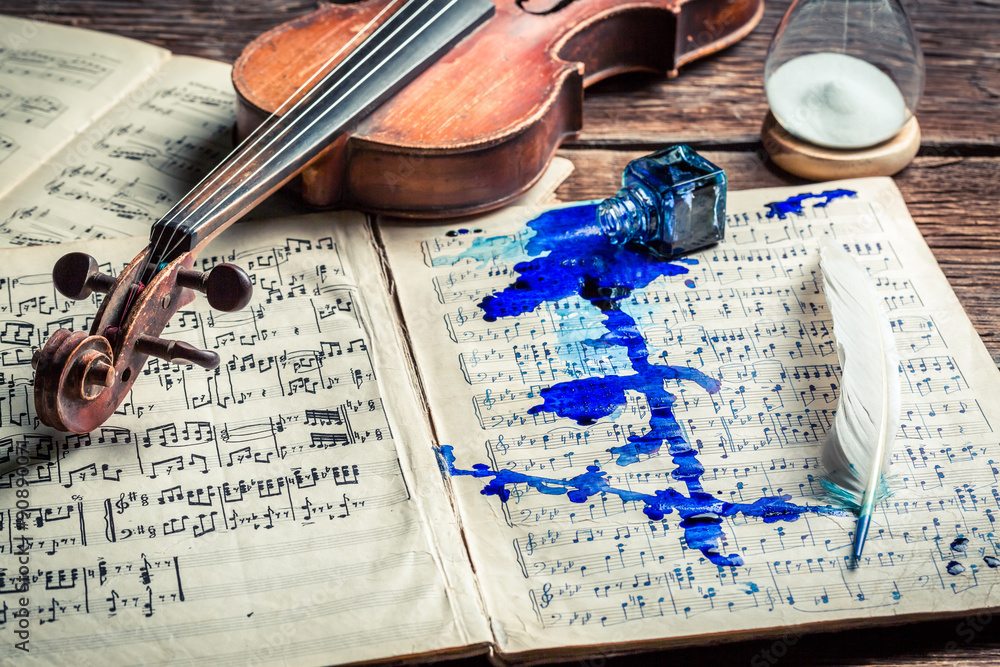 Fototapeta premium Old violin and sheets on old wooden table