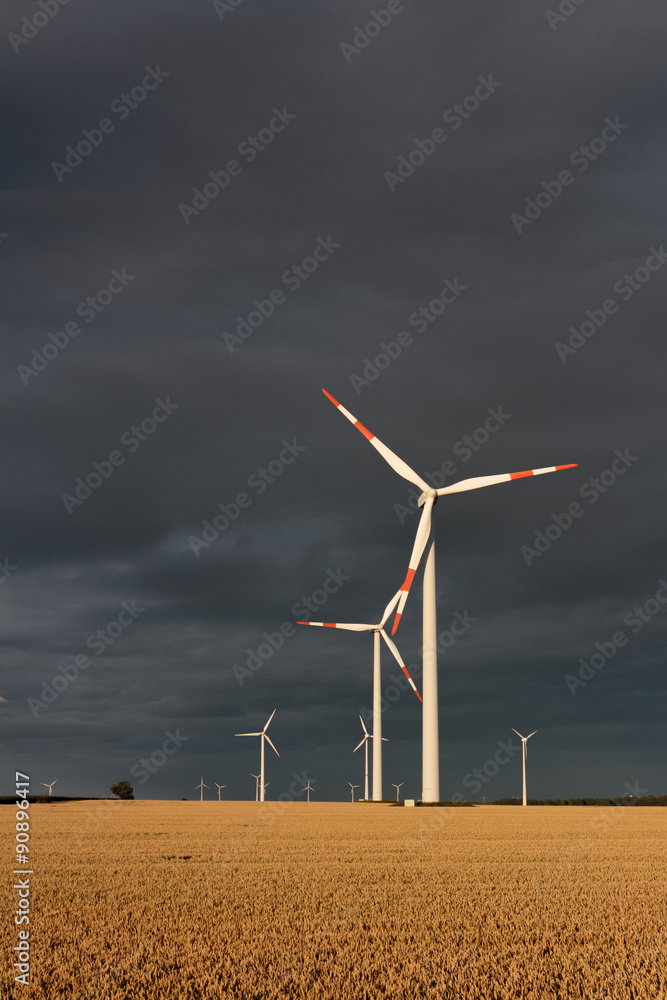 Windräder vor Abendhimmel..