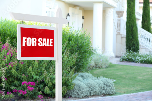 Foto Real estate sign in front of new house for sale