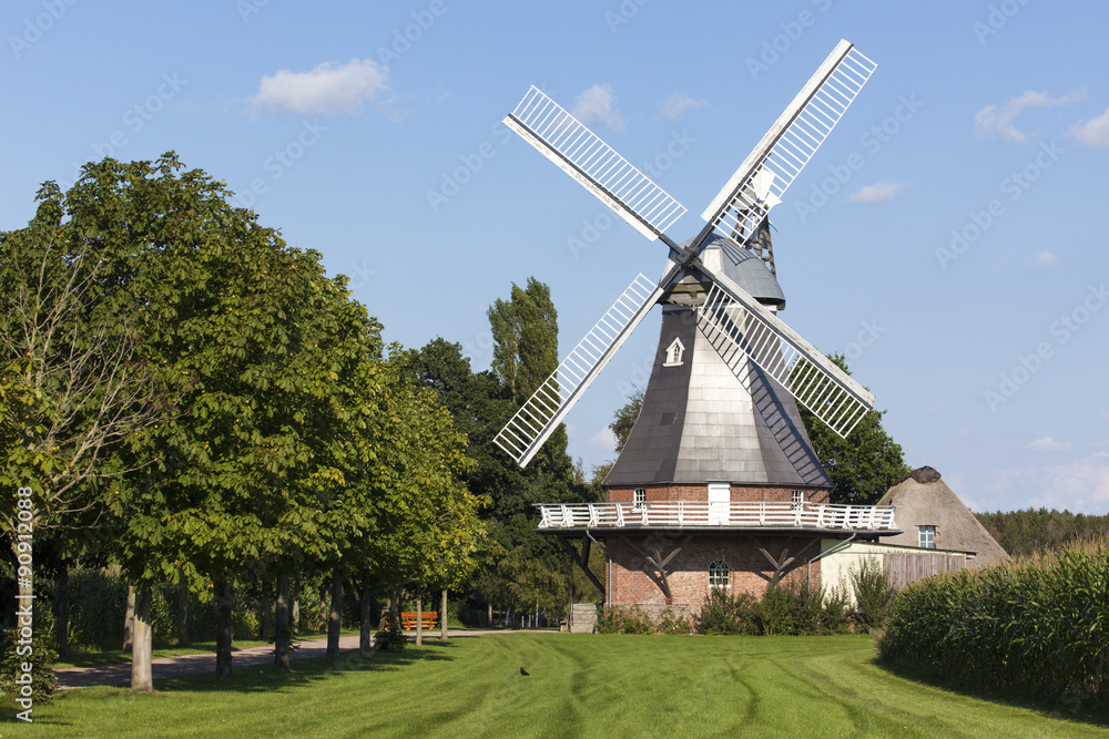 Obraz premium Historische Windmühle in Grefenmoor, Niedersachsen