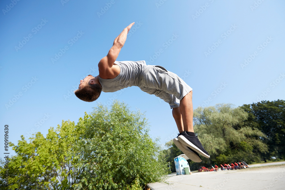 © Syda Productions - sporty young man jumping in summer park © Syda Productions - sporty young man jumping in summer park