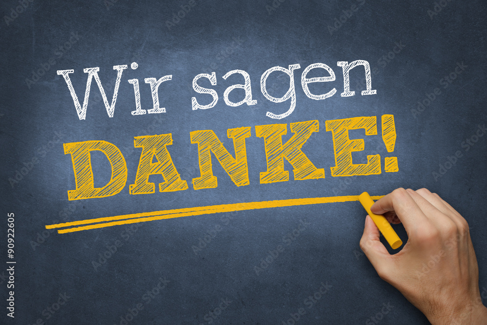 Hand schreibt mit Kreide Text "Wir sagen Danke!" auf Tafel Stock Photo