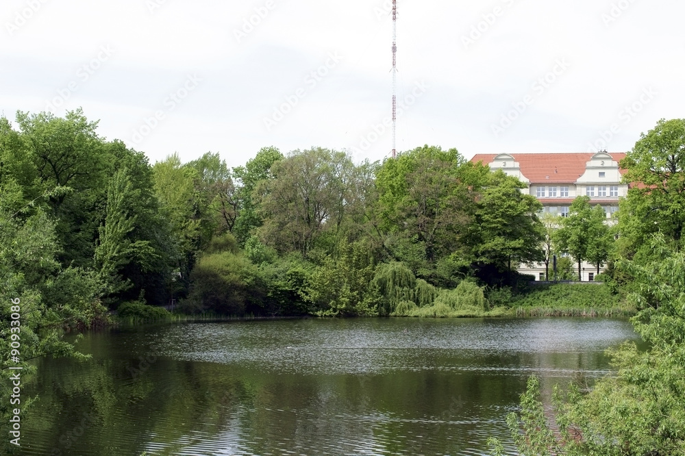 Britzer Kirchteich / Der Britzer Kirchteich, ein Teich im Berliner Stadtviertel Neukölln Britzer Kirchteich / Der Britzer Kirchteich, ein Teich im Berliner Stadtviertel Neukölln