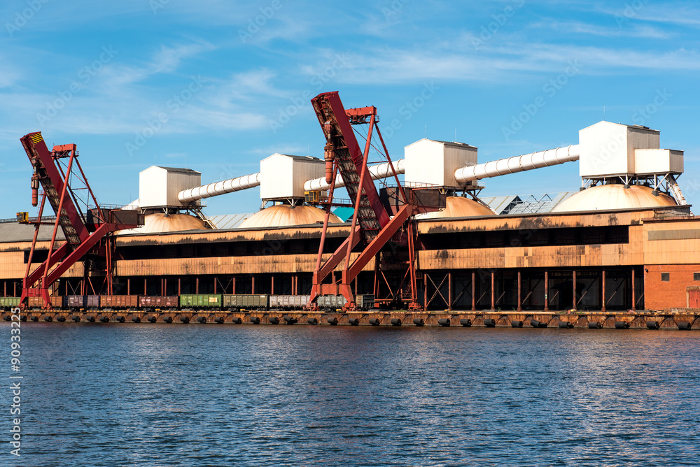 On-shore coal cargo terminal with heavy duty conveyor On-shore coal cargo terminal with heavy duty conveyor