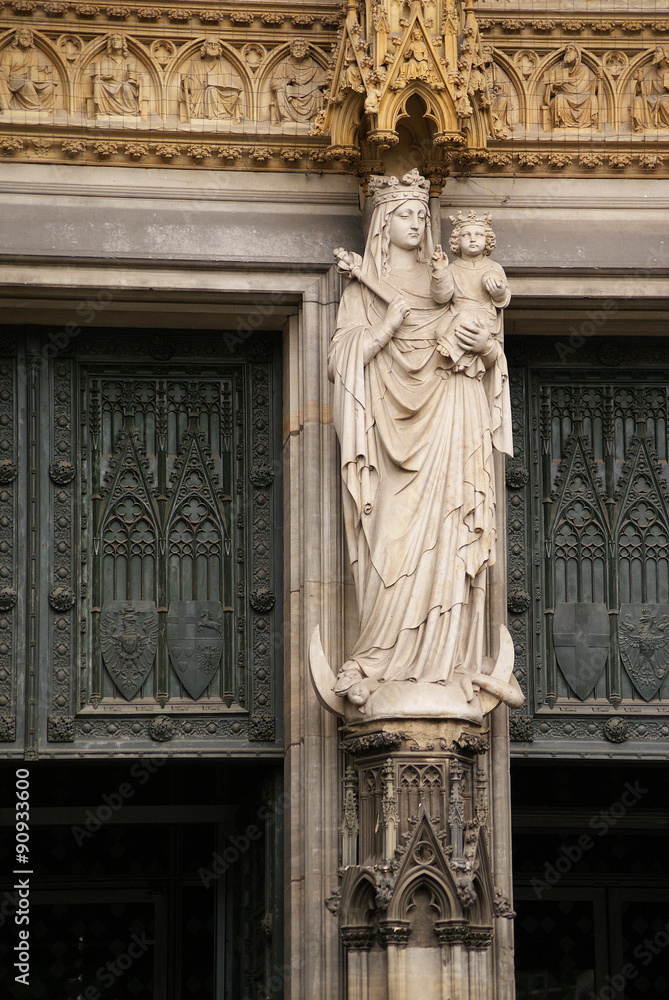 Maria und Jesuskind Statue