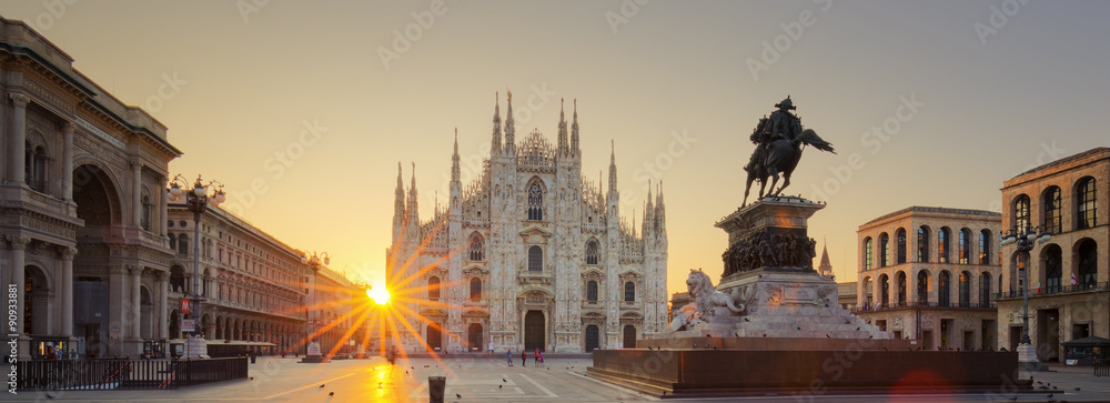 Naklejka premium Duomo o wschodzie słońca