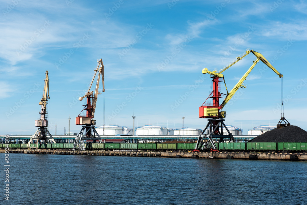 Coal ship terminal with cranes