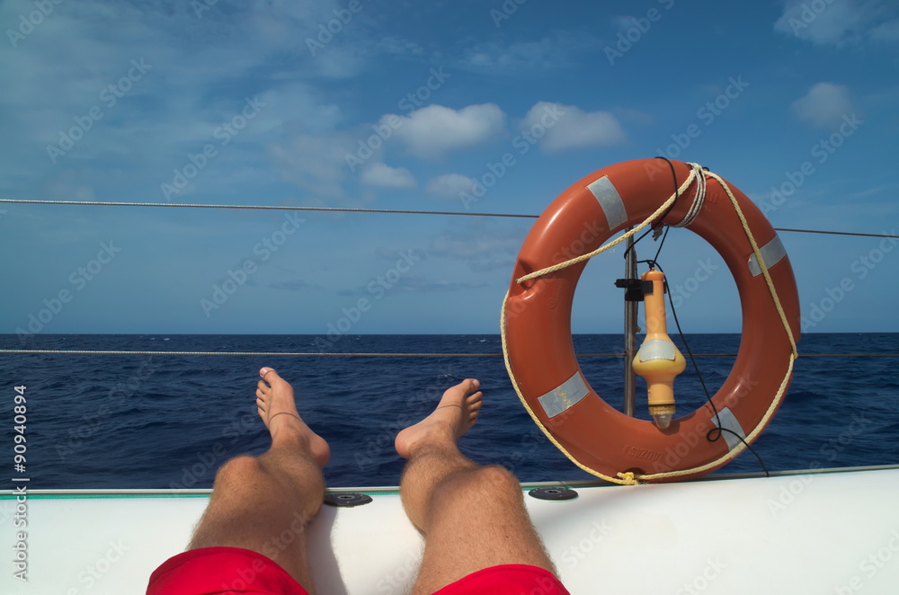 Wunschmotiv: Beine hochlegen auf einem Katamaran im Urlaub während eines Ausflugs. #90940894