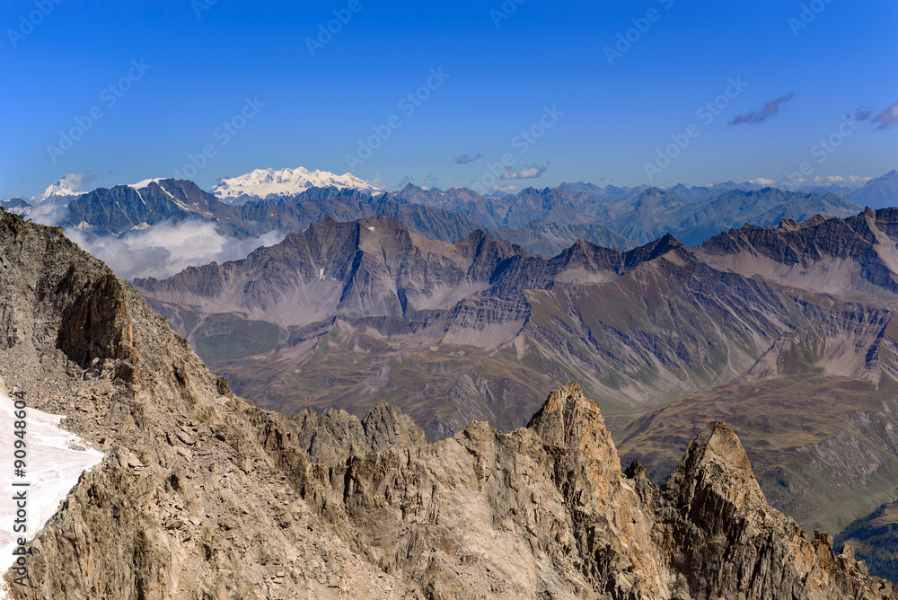 Vista panoramica sulla Valle d'Aosta dal Monte Bianco - Sullo sfondo la catena del Monte Rosa e Cervino
