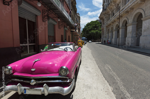 Pink car in Cuba © Roberto Lusso