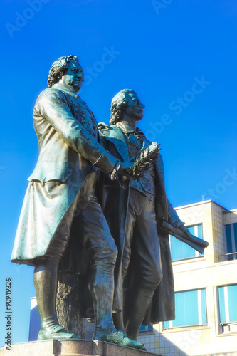 Weimar Goethe-Schiller-Denkmal; Das 1857 eingeweihte Denkmal, geschaffen vom Bildhauer Ernst Reitschel, steht vor dem Deutschen Nationaltheater auf dem Theaterplatz in Weimar.