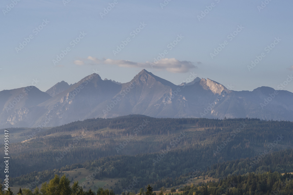 Hawrań i Tatry Bielskie, widok z Przełęczy nad Łapszanką Hawrań i Tatry Bielskie, widok z Przełęczy nad Łapszanką