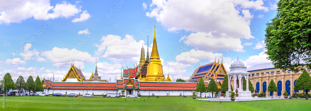 Obraz premium Panoramiczny widok na Wat Phra Kaew, publiczną świątynię w Bangkoku, Thail