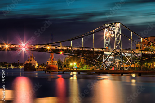 Wilhelmshaven Niedersachsen Kaiser-Wilhelm-Brücke mit Nordsee bei Nacht photo