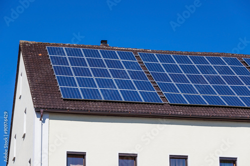 Solarzellen auf Mehrfamilienhaus