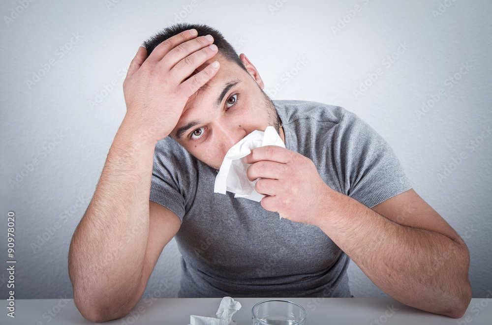 uomo malato con febbre Stock Photo | Adobe Stock