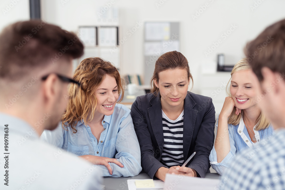 Obraz premium motivierte junge leute in einer besprechung