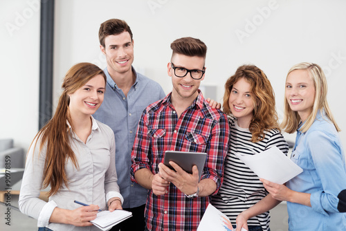 lächelnde studenten arbeiten zusammen in einem seminar photo