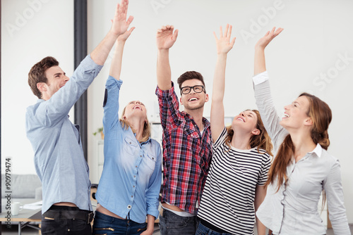 erfolgreiches team jubelt im büro