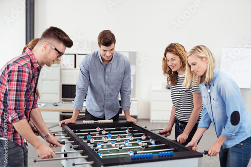 Konstfotografi kollegen spielen kicker gegeneinander