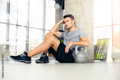 Quadro su tela Fitness man resting at gym