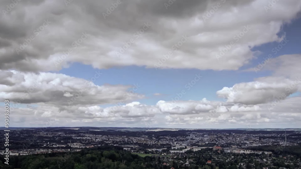 Wolken ziehen im Zeitraffer über die Stadt in Full HD Wolken ziehen im Zeitraffer über die Stadt in Full HD