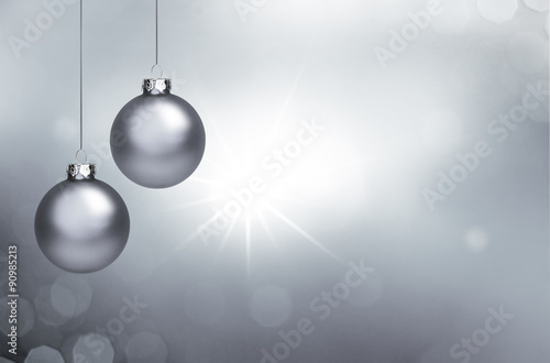 Silberne Weihnachtskugeln