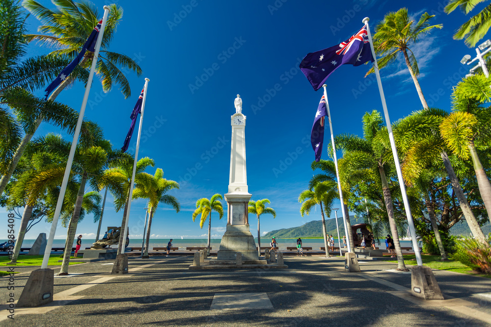 Obraz premium CAIRNS, AUS - JUN 22 2014: Cairns Cenotaph and Memorial site. It