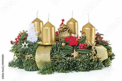 Adventskranz mit goldfarbenen Kerzen als Freisteller